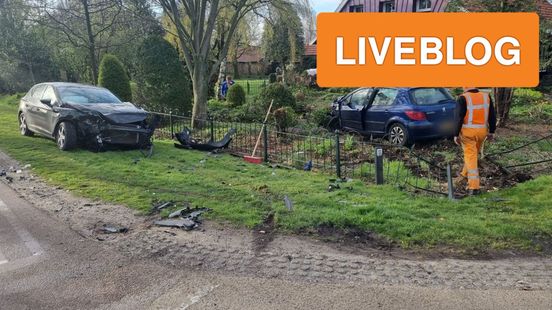 auto belandt in tuin na harde botsing op kruising. auto belandt in tuin na harde botsing op kruising.