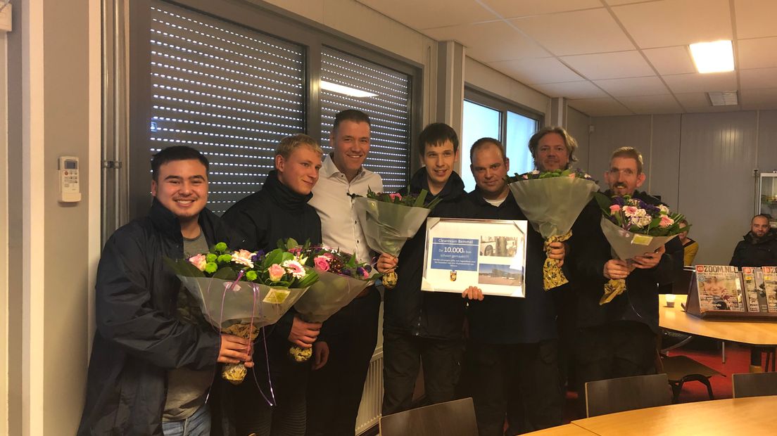 Tienduizend bussen maakten ze al schoon: de mannen van het Cleanteam Bemmel. Allemaal mensen met een verstandelijke beperking die sinds 2012 alle bussen die in de remise in Bemmel komen schoonmaken. Van binnen en van buiten.