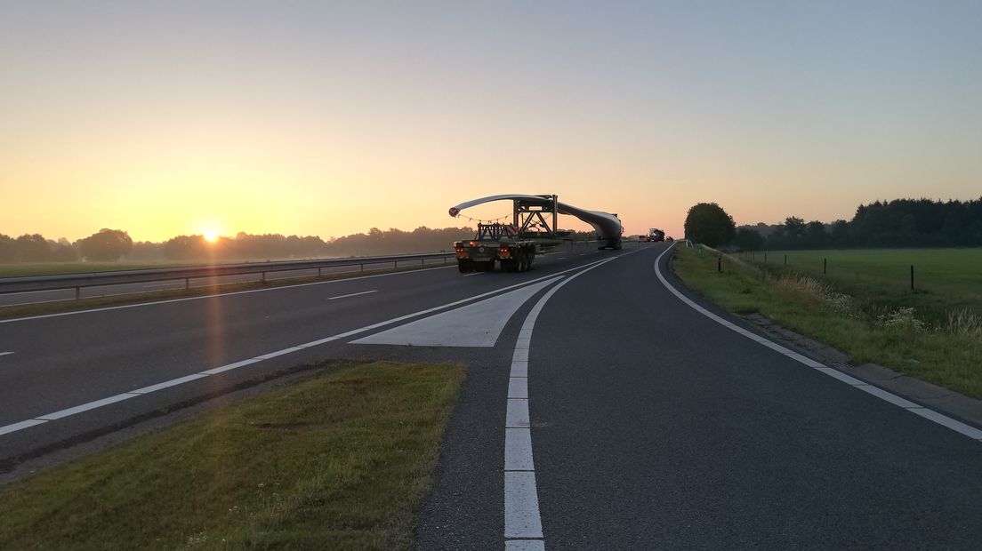 Vroeg in de ochtend zijn de windmolenonderdelen op weg naar Drenthe (Rechten: RTV Drenthe/Josien Feitsma)