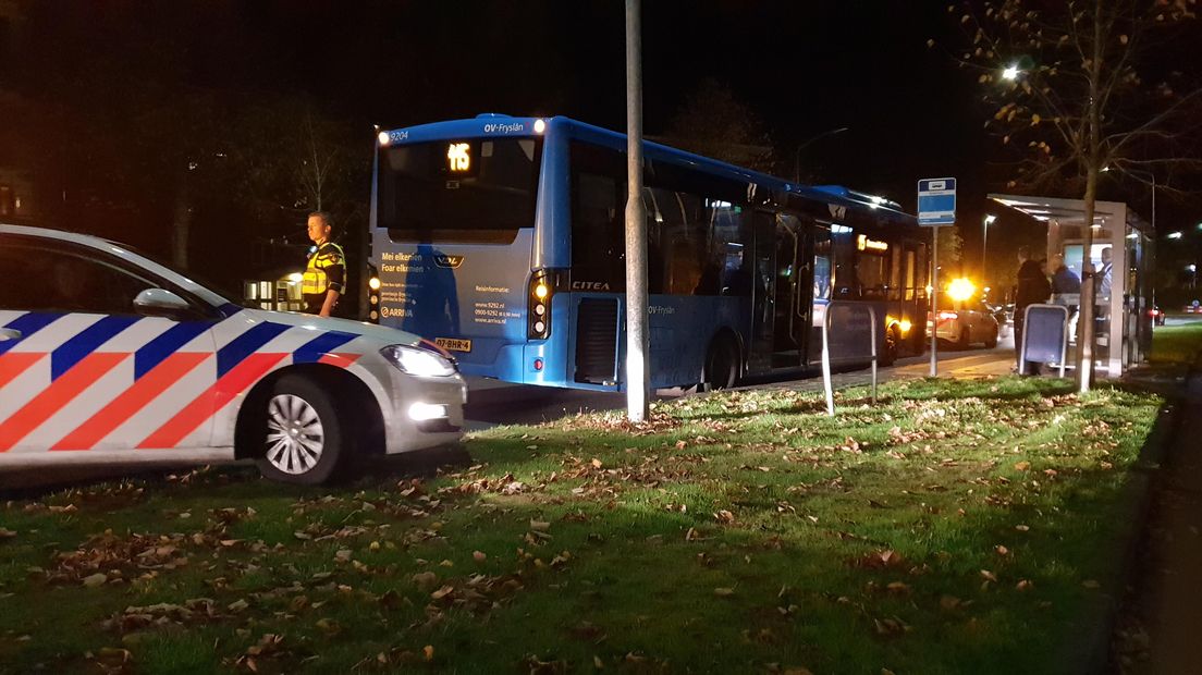 De bus van Arriva moest stoppen op de Nobellaan in Assen (Rechten: Persbureau Meter)