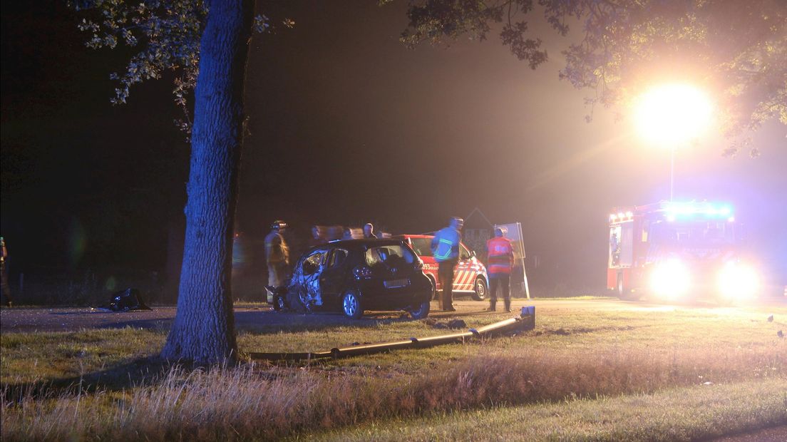 Automobiliste gewond bij botsing tegen boom in Goor