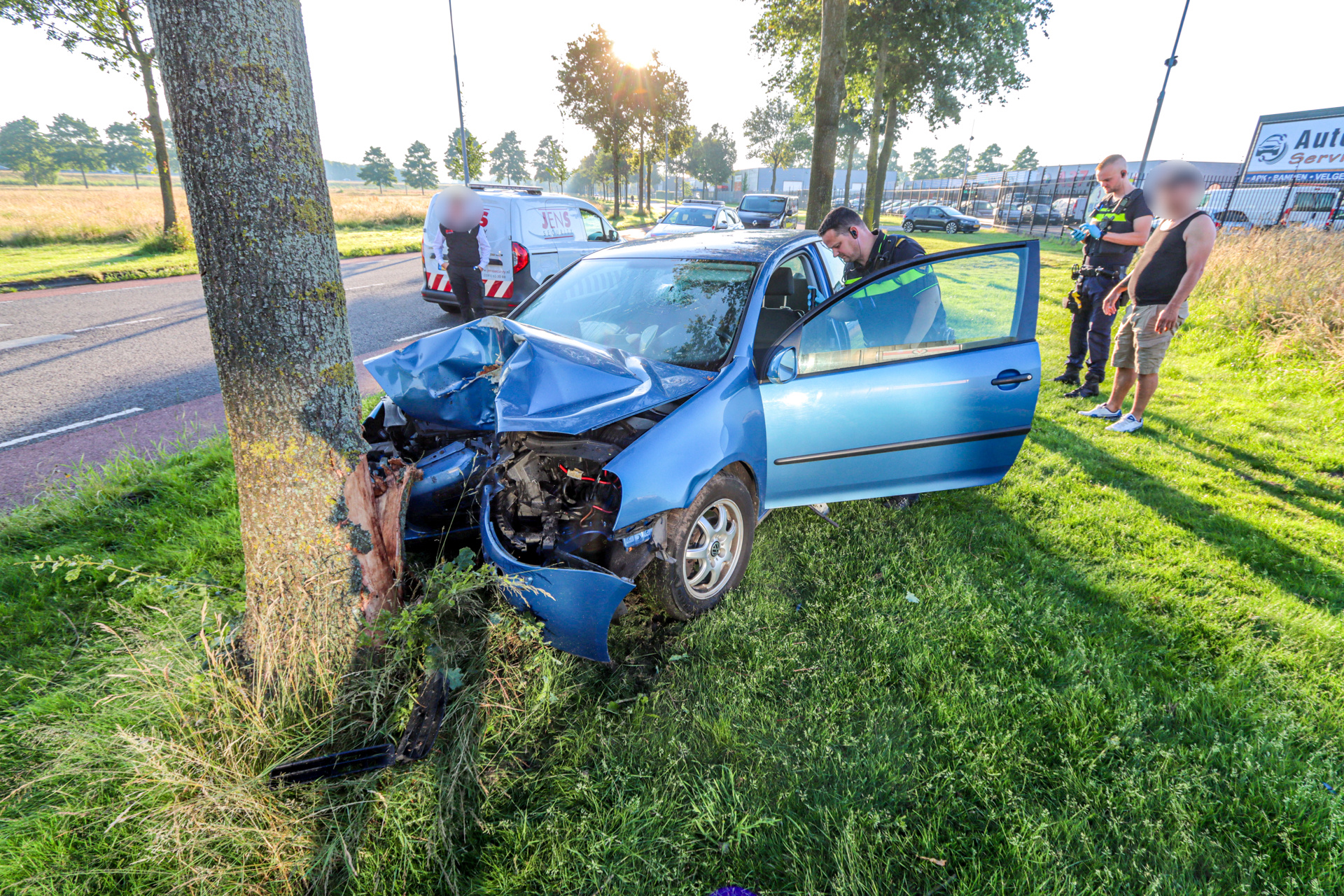 Automobilist Botst Frontaal Tegen Boom In Klazienaveen - RTV Drenthe