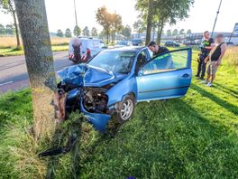 Automobilist botst frontaal tegen boom in Klazienaveen