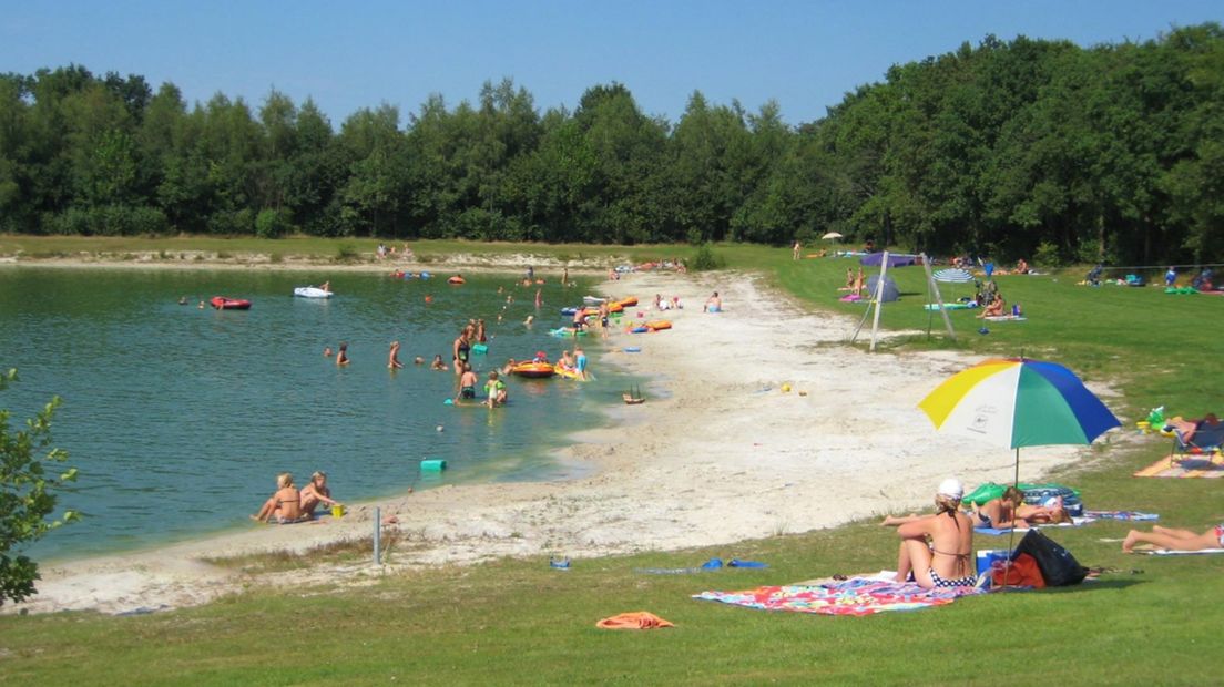 Bij mooi weer kunnen gasten van Camping de Watermolen terecht bij de waterplas in Opende.