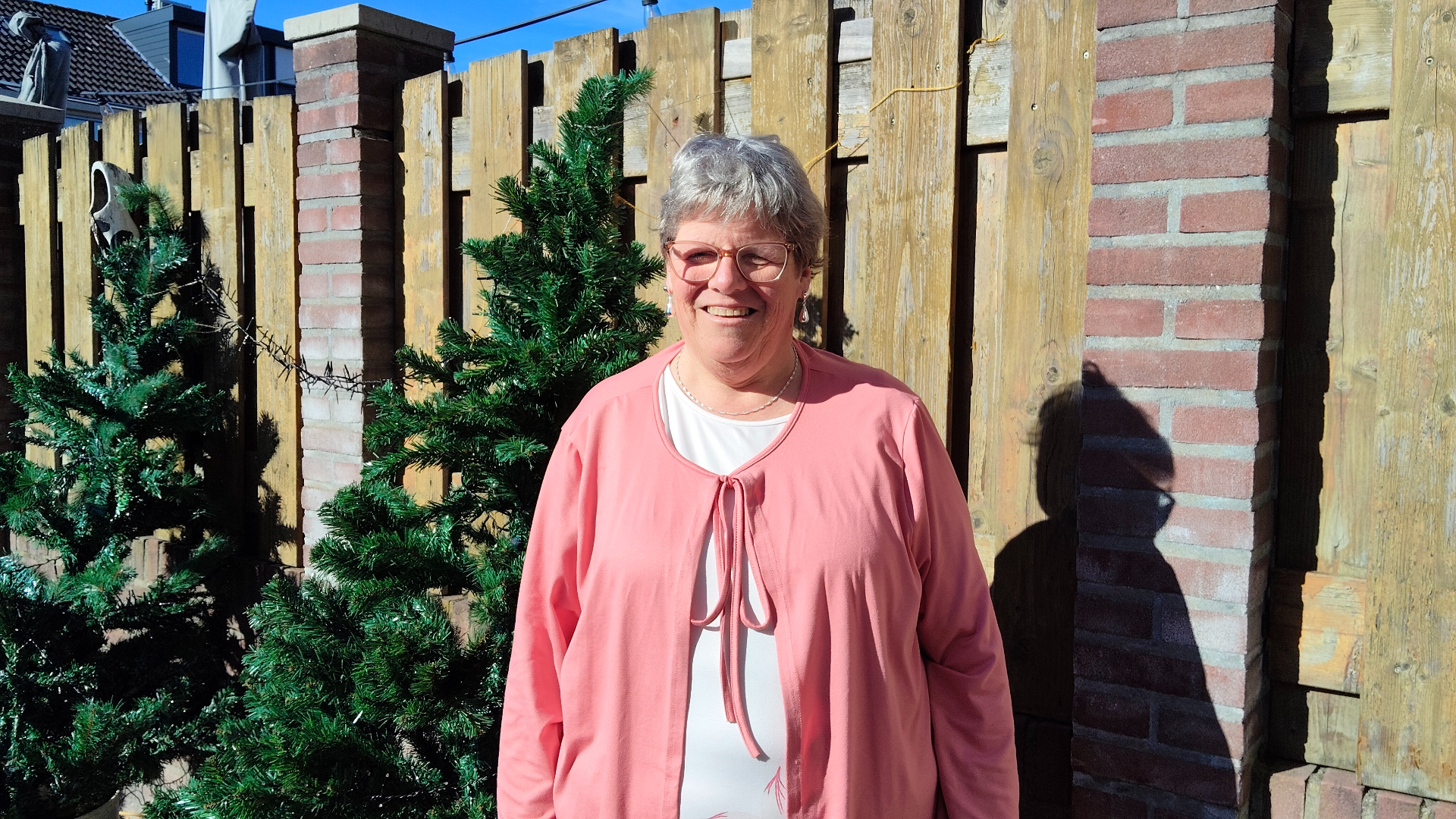 Na jaren waarin Anneke Grinwis vrijwel niets zag, herkent ze nu weer kleuren en kan ze van buiten zijn genieten