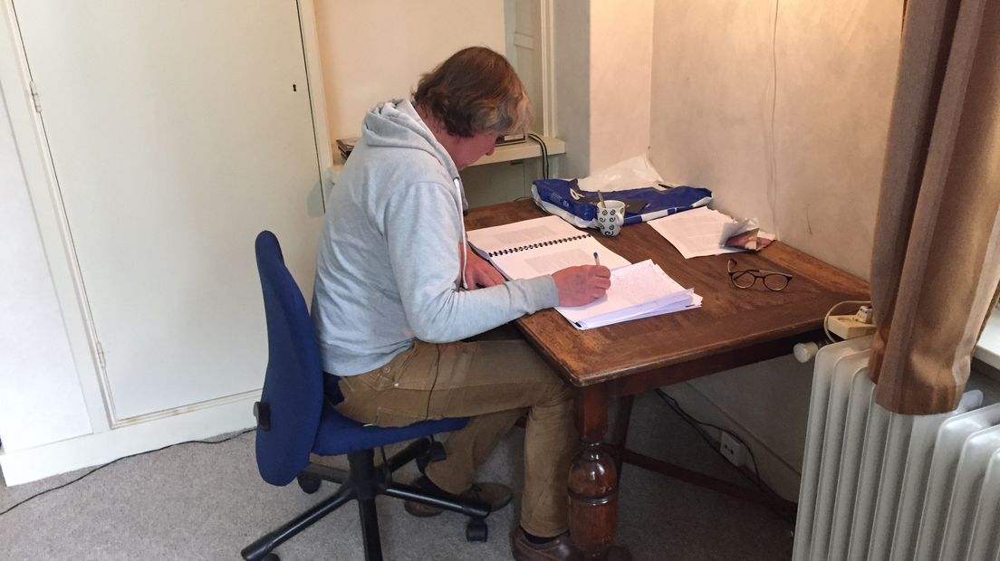 Rob Schouten aan het werk in het Schrijvershuis (Rechten: Ronald Oostingh / RTV Drenthe)