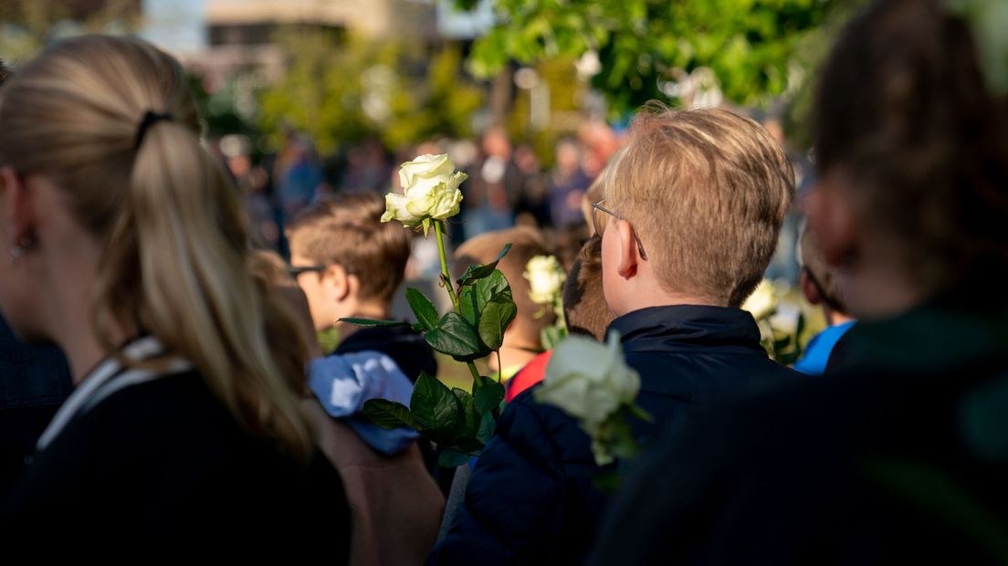 Ter herdenking van de oorlogsslachtoffers werden bloemen neergelegd