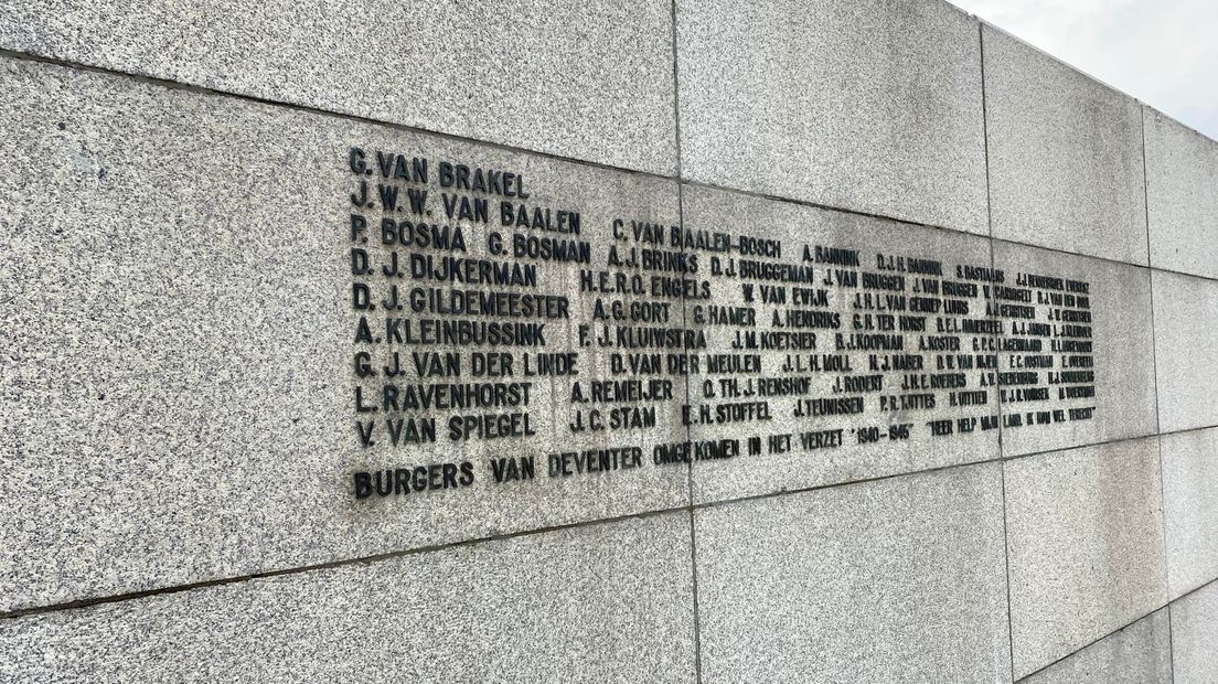 De naam is toegevoegd op het monument