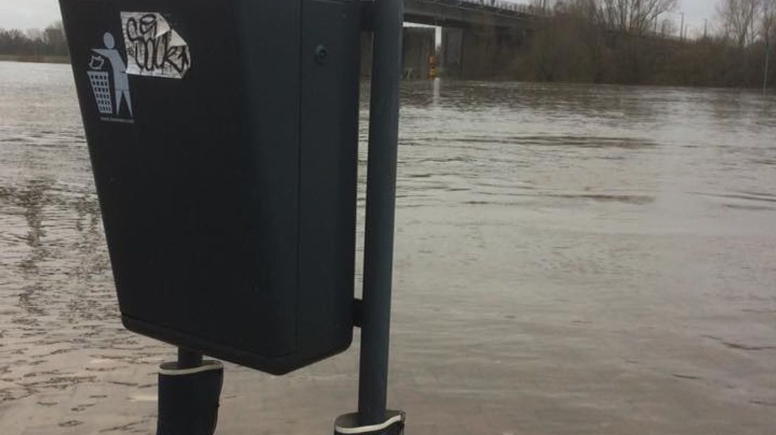 Aan het Brouwersplein in het centrum van Arnhem zijn dinsdag de kelders van zo'n tien winkels onder water gelopen. Oorzaak van de wateroverlast was een gesprongen waterleiding.