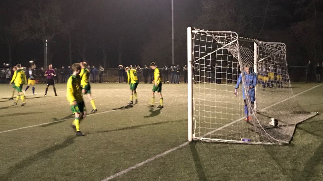 Hein Uuldriks heeft de 2-3 gescoord voor Staphorst tegen DZOH. De hoofdklasser kwam met de schrik vrij