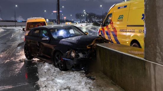 Auto knalt tegen viaduct na botsing met andere auto. Auto knalt tegen viaduct na botsing met andere auto.