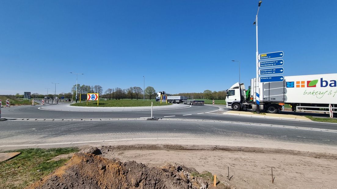 Vrachtverkeer kon de bocht niet goed nemen op de nieuwe rotonde van de N340 bij Varsen