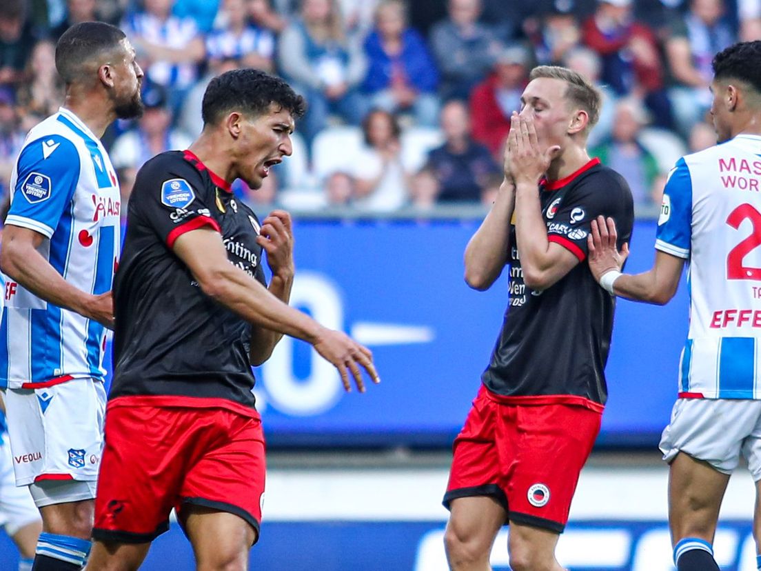 Couhaib Driouech en Julian Baas balen na een gemiste kans voor Excelsior tegen sc Heerenveen