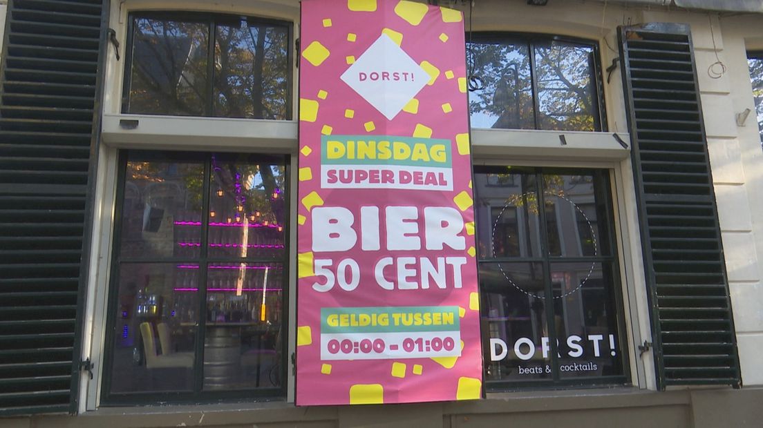 De stuntactie banner van café Dorst! in Deventer met