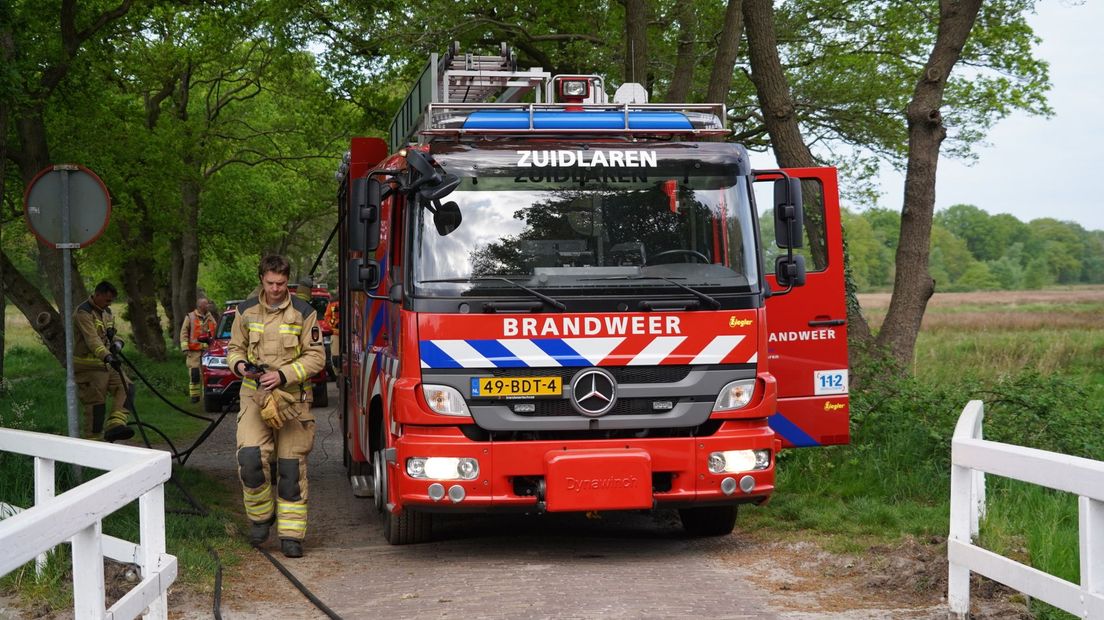 De brandweer moest even verderop een natuurbrand blussen