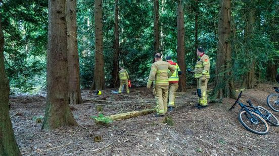 Mountainbikers ontdekken smeulend vuur in bos bij Putten