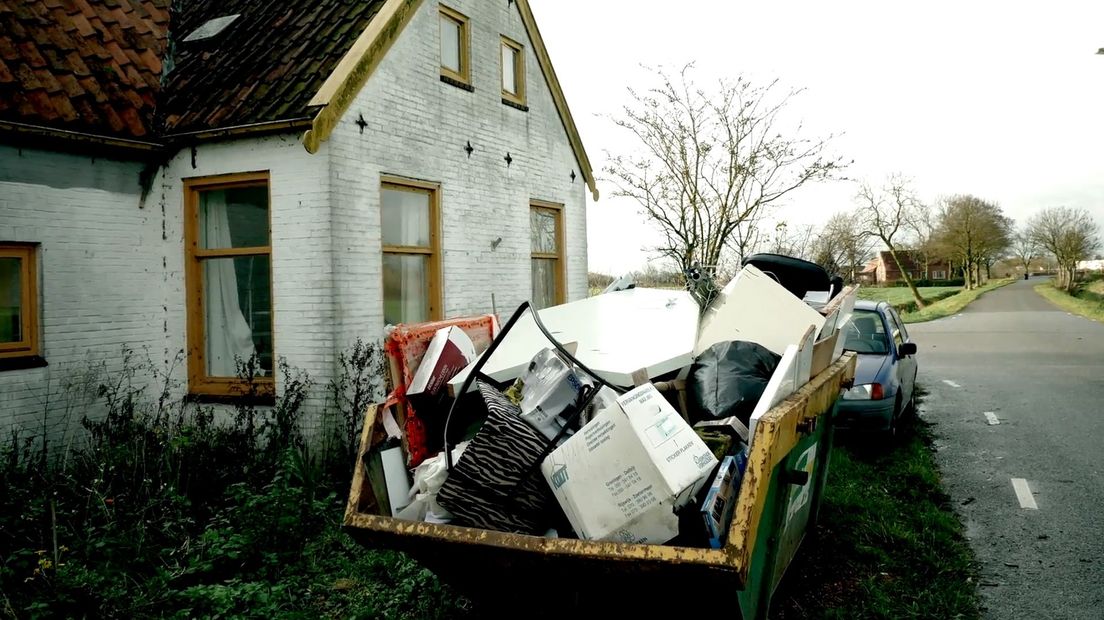 Stukje bij beetje verdwijnt het leven uit de woning van aardbevingsvlogger Itamar Kool.