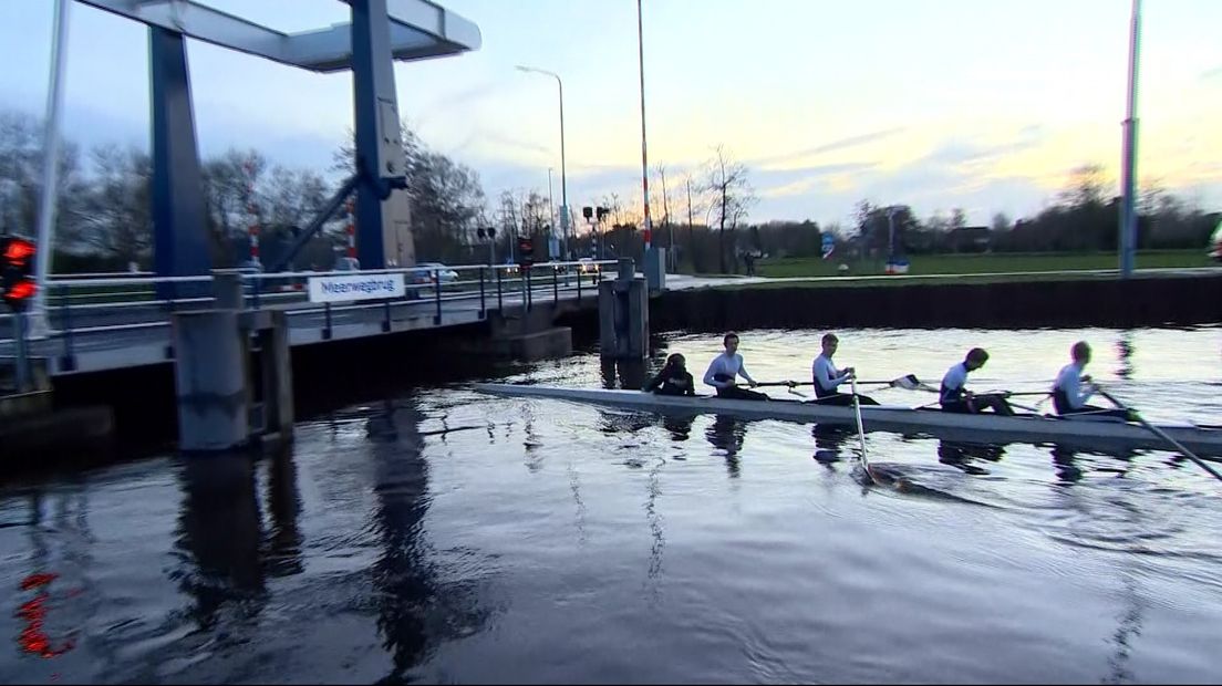 Het is behoorlijk krap onder de bruggen van het Noord-Willemskanaal