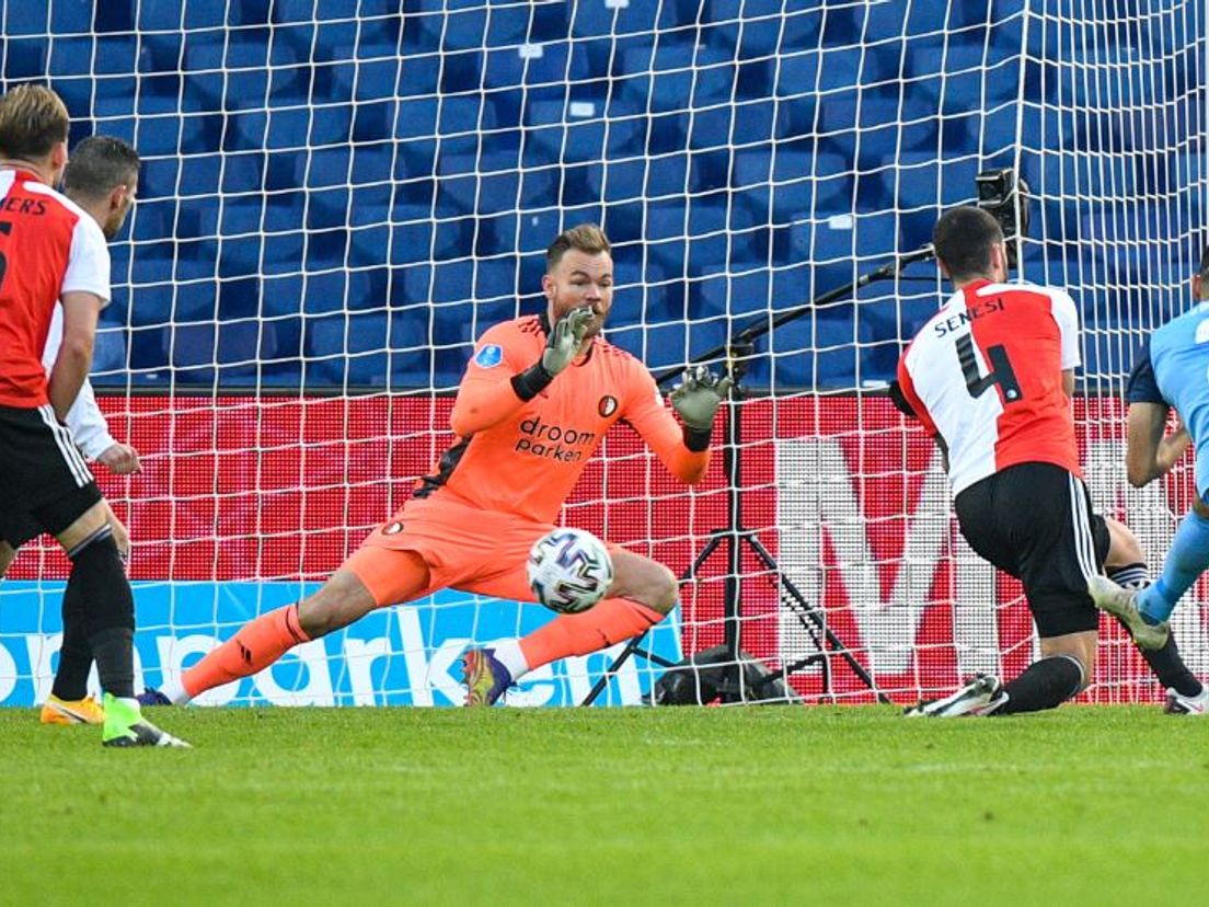 Mark van der Maarel schiet de 0-1 achter de sterk keepende Nick Marsman. (VK Sportphoto - Yannick Verhoeven)