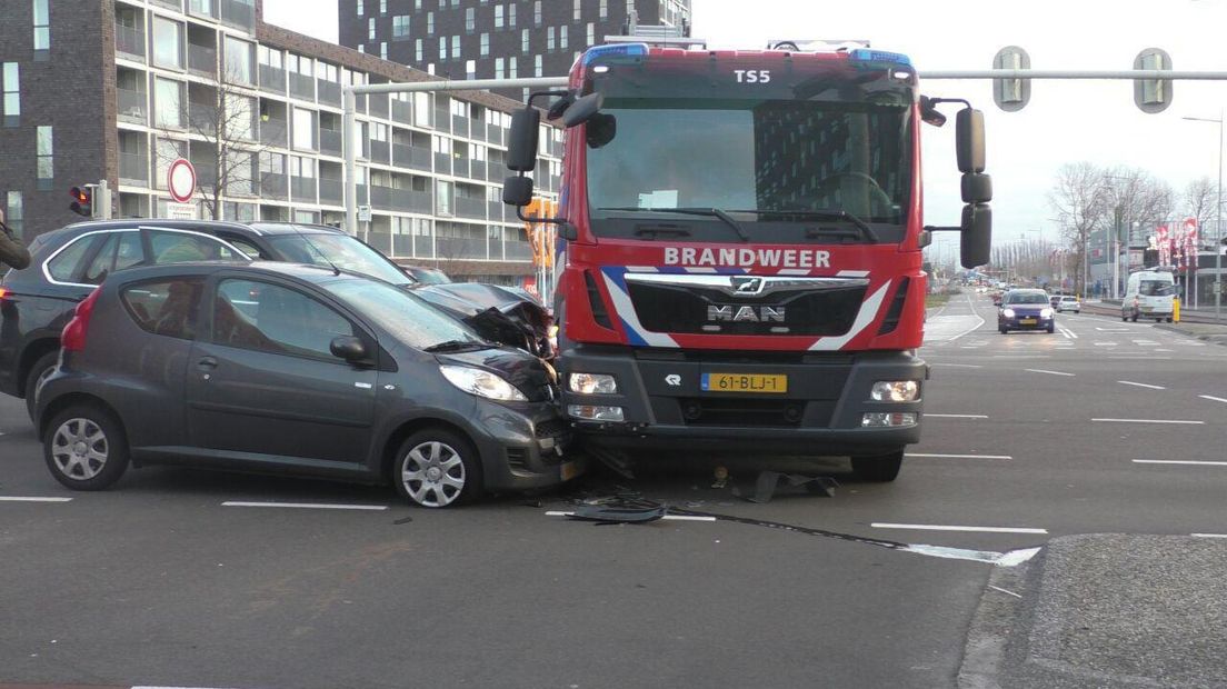 Twee auto's botsten tegen de zijkant van de brandweerwagen (Rechten: Van Oost Media)