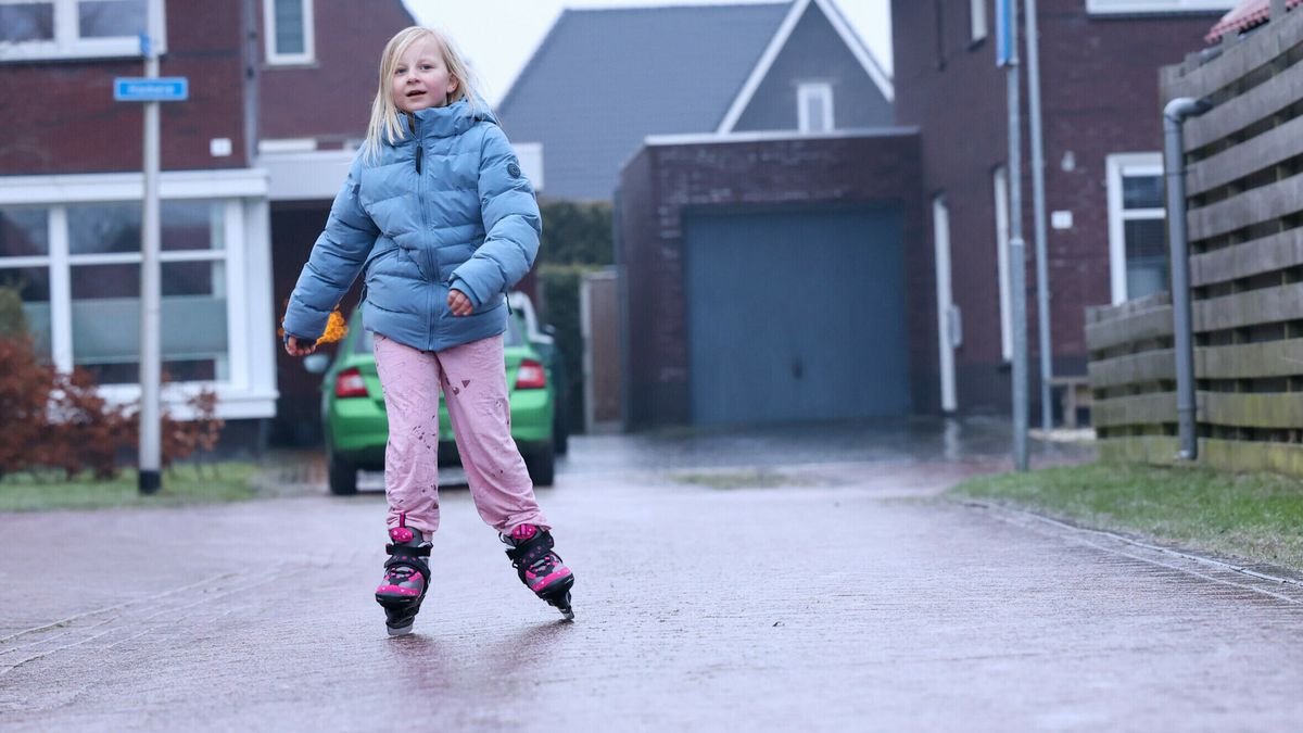 KNMI verlengt code rood vanwege gladheid tot 12.00 uur | Geen bussen tot 13.30 uur