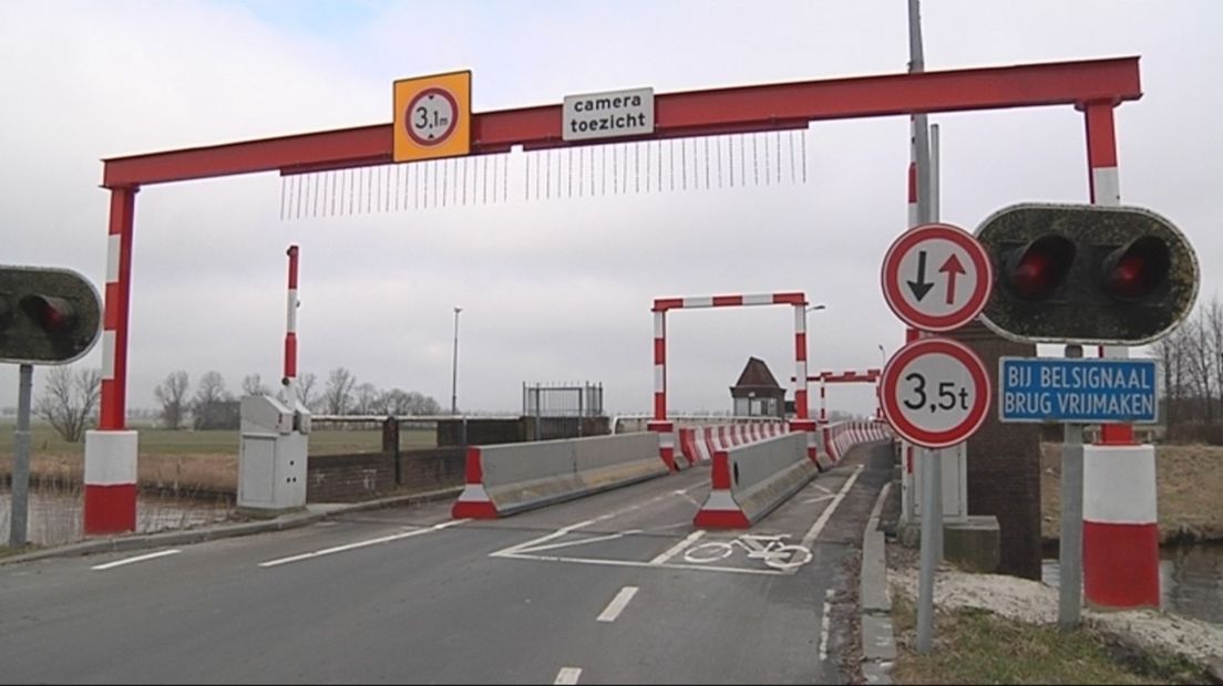 De versmalling op de brug.