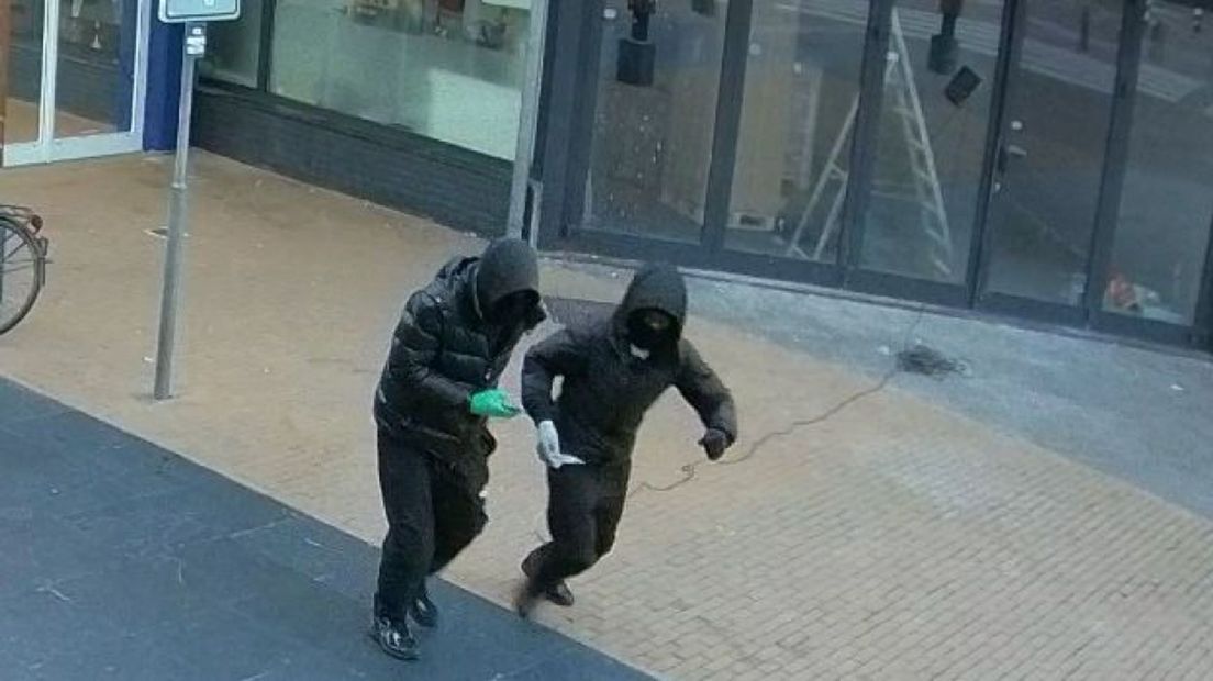 Een foto van de daders die donderdag verdachte pakketjes achterlieten bij twee eetcafés.