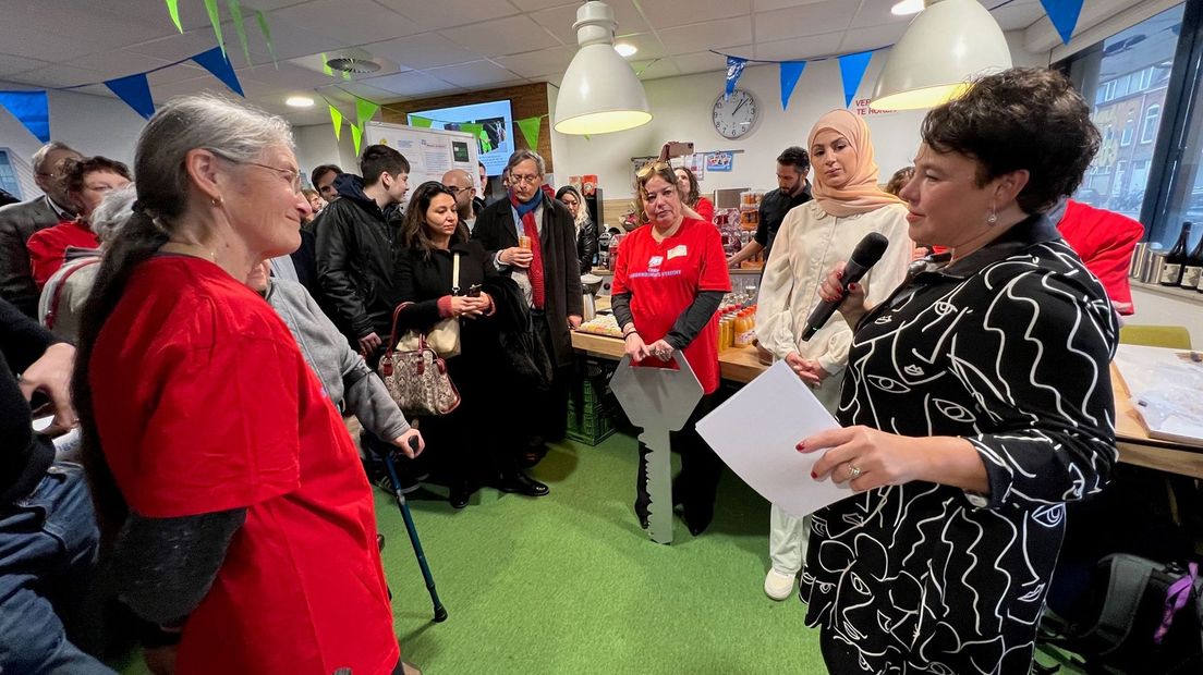 Burgemeester Sharon Dijksma opende het vakbondshuis.