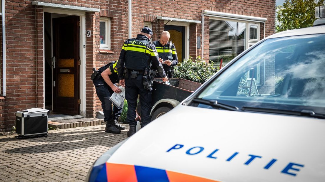 Politie doorzoekt de woning in Driebruggen