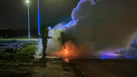Bestelbus brandt uit • motorrijder gewond