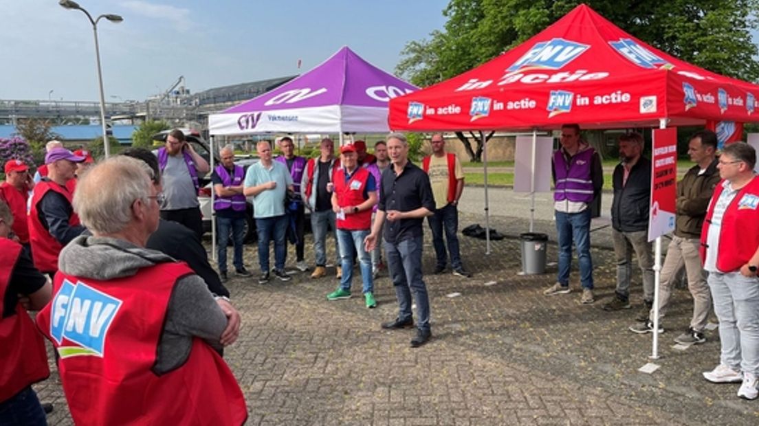 FNV-voorzitter Tuur Elzinga komt de stakende medewerkers van KLK Kolb Specialties een hart onder de riem steken