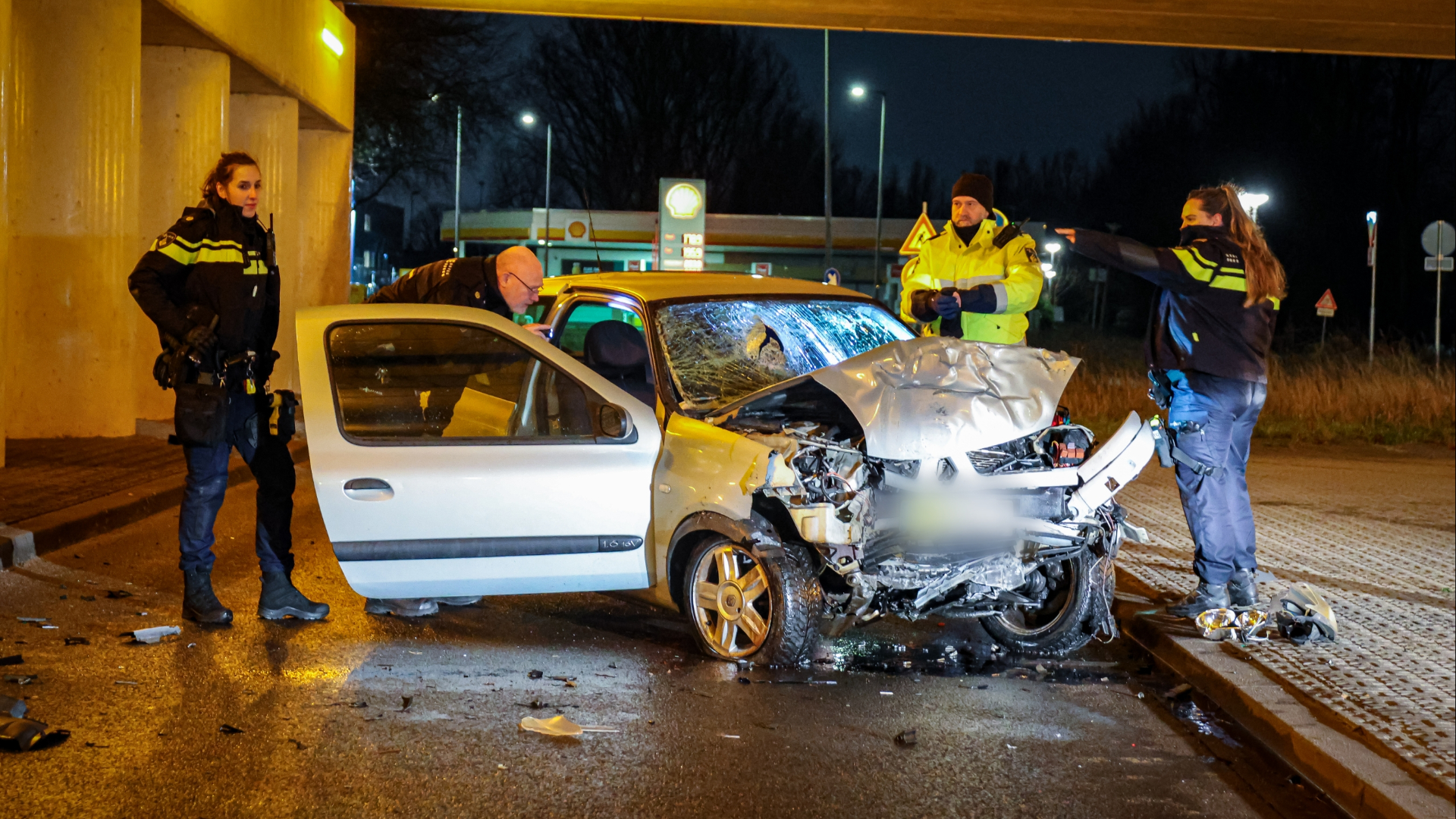 De hulpdiensten doen onderzoek na het ongeluk