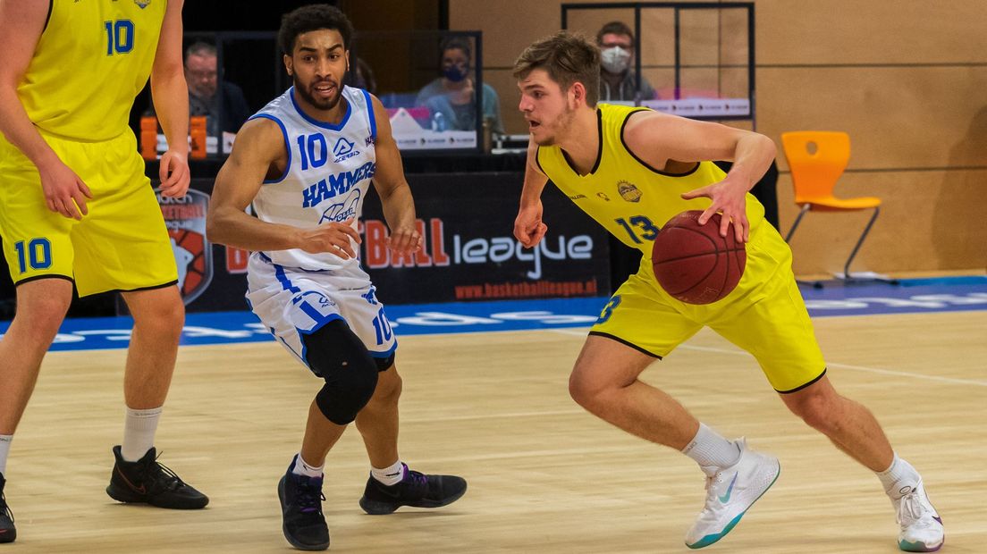 Boyd van der Vuurst (nr. 13) in actie tegen zijn nieuwe club