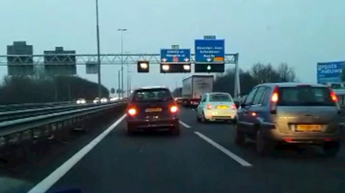 Auto verliest voorwiel op drukke A1 bij Deventer