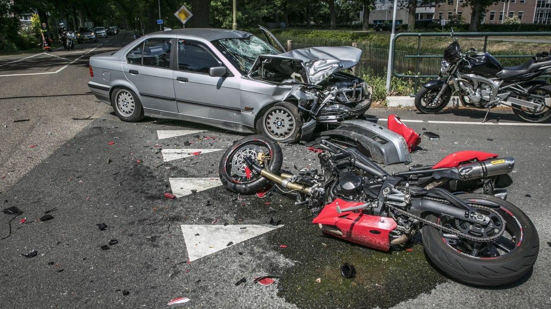 Op een kruising bij Eerbeek is zondagmiddag een motor frontaal op een auto gebotst. De motorrijder raakte gewond en is met spoed naar het ziekenhuis gebracht.