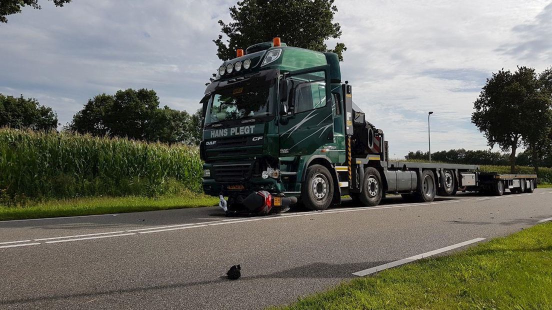 Scooterrijder gewond bij botsing met vrachtwagen in Staphorst