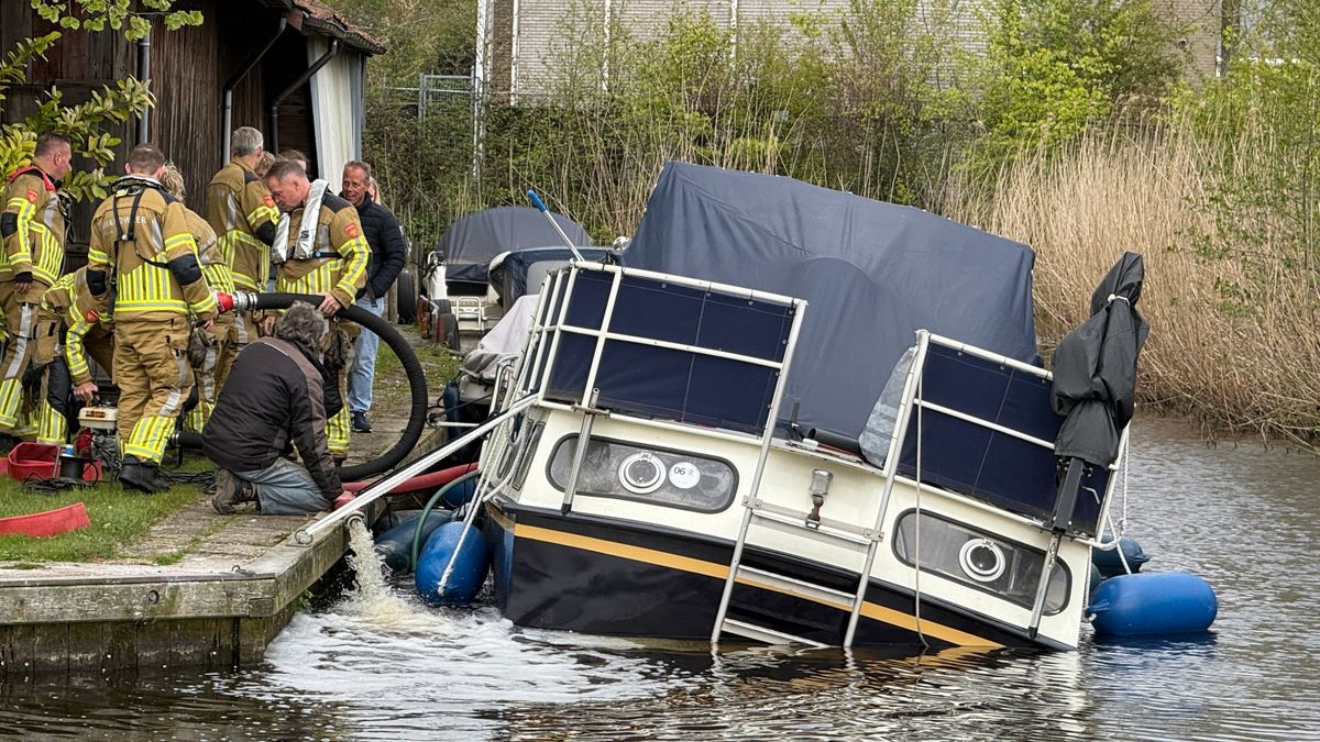 Brandweer in actie om zinkende boot in Burgum leeg te pompen