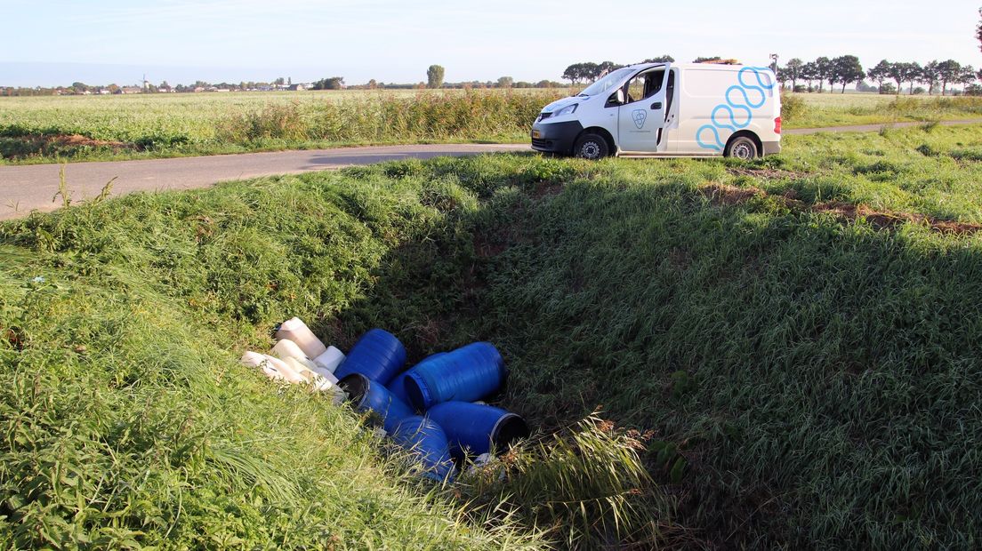 Het waterschap gaat de vaten samen met een gespecialiseerd bedrijf opruimen