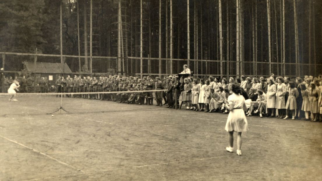 T. Lasonder en M. Voges spelen een tenniswedstrijd om het Drents kampioenschap onder toeziend oog van Duitse Wehrmachtsoldaten