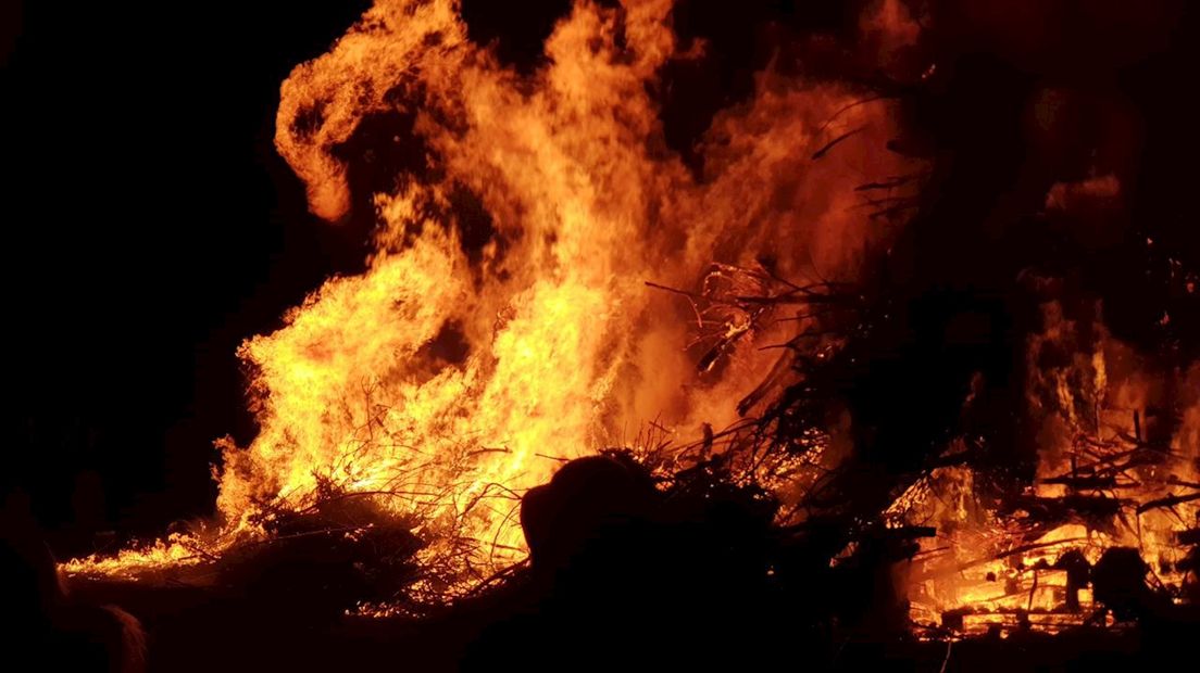 Enorme drukte bij het paasvuur in Glanerbrug