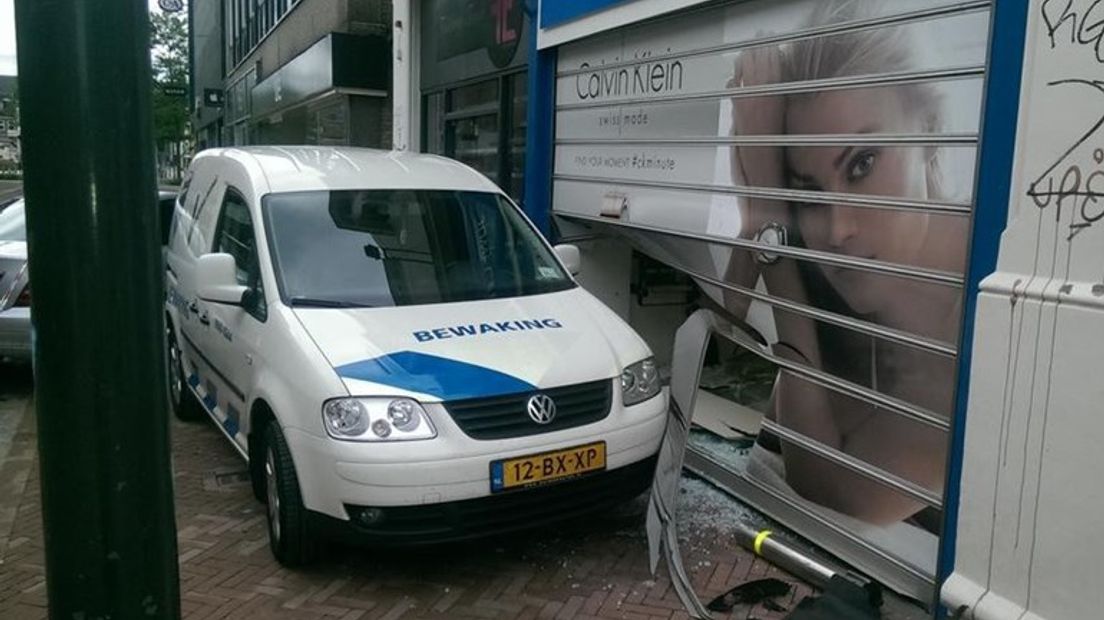 Ondanks een paal tegen ramkraken en een rolluik, is het criminelen in de nacht van zondag op maandag gelukt binnen te komen bij een juwelier in Apeldoorn.De twee daders ramden rond 4.30 uur met een gestolen auto de pui van de zaak aan de Hoofdstraat.