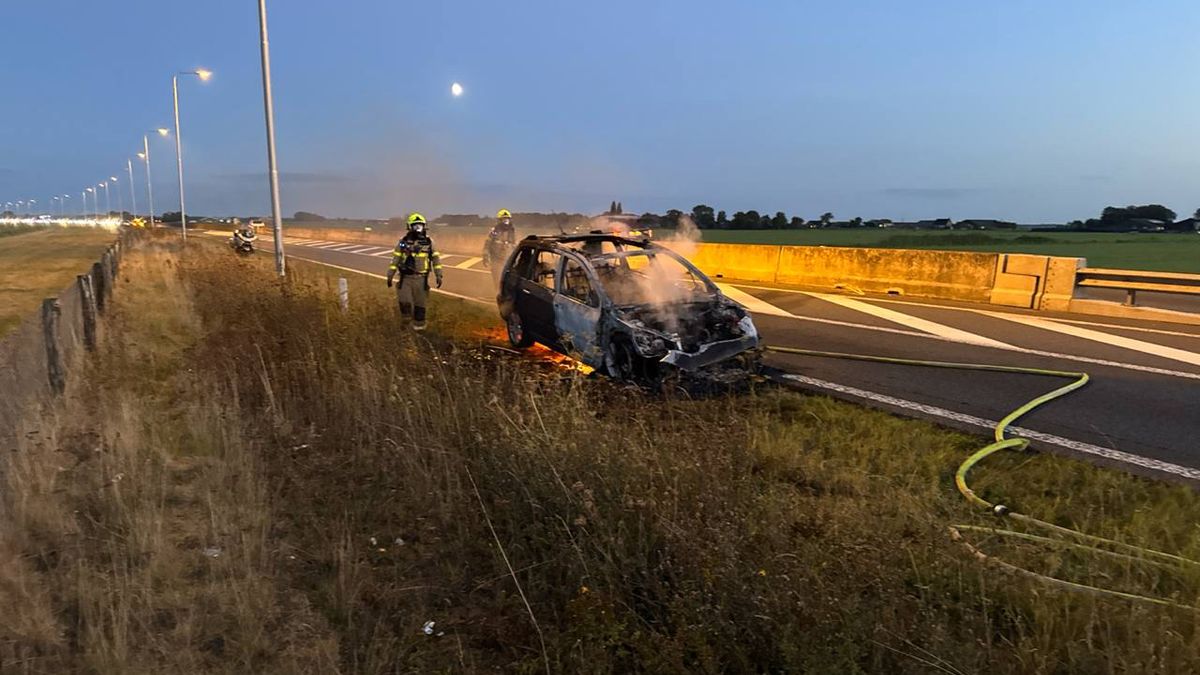 112 Nieuws: Auto volledig uitgebrand op N50 bij Kampen | Treinbotsing met aanhanger van tractor in B