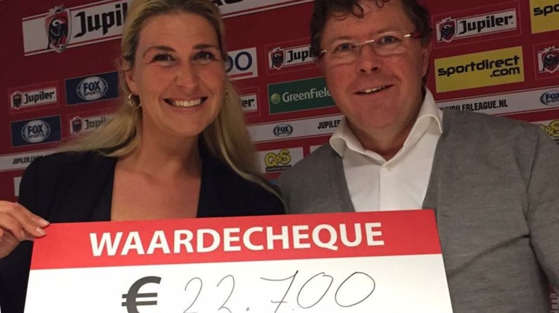 Deze cheque overhandigde FC Emmen (Rechten: Niels Dijkhuizen/RTV Drenthe)