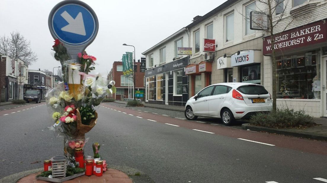 Bloemenmonument voor slachtoffer dodelijk ongeluk Enschede