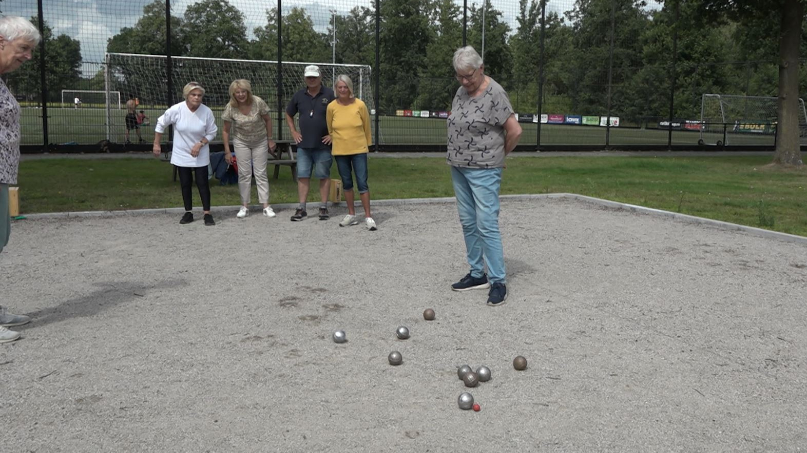 Het gaat er fanatiek aan toe tijdens de jeu de boule wedstrijd