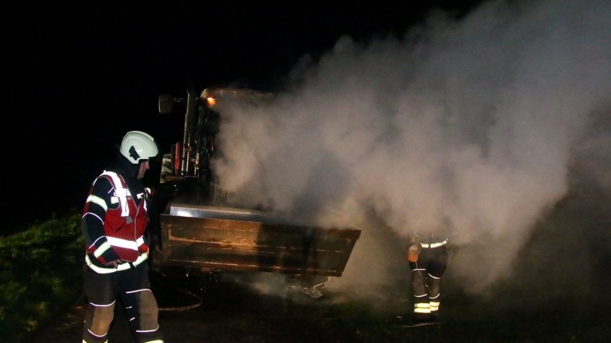 Trekker in vlammen op na bemesten land in Buinen