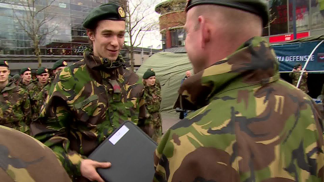 Een militair krijgt zijn certificaat (Rechten: RTV Drenthe/Jeroen Kelderman)