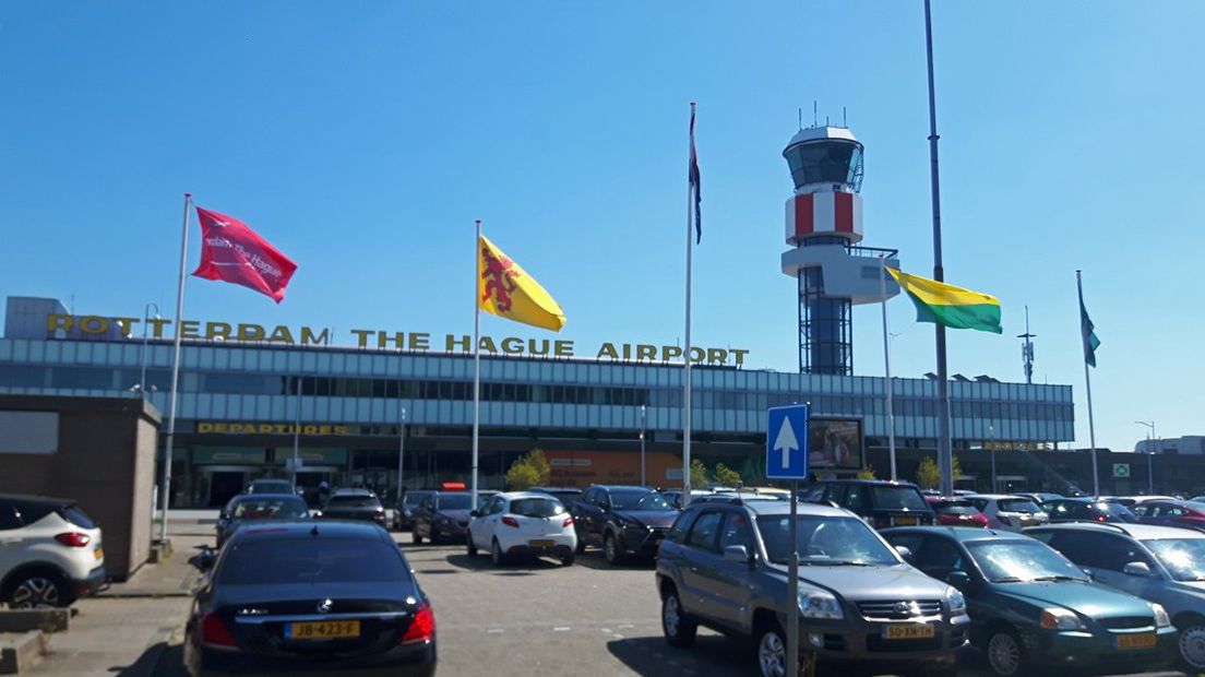 De Haagse vlag is terug bij Rotterdam The Hague Airport. | Foto Arjen Dubbelaar