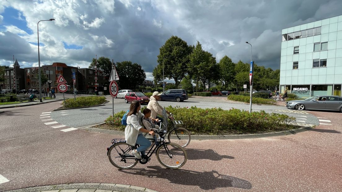 Fietsers op de fietsrotonde bij de Wilhelminakade