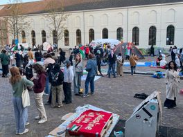 150 pro-Palestijnse demonstranten bezetten binnenterrein Universiteitsbibliotheek Utrecht